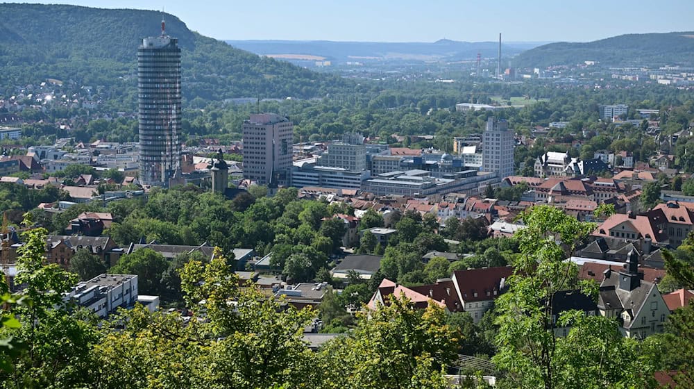 Für den Umgang mit extremer Hitze verfügt die Stadt Jena nun über einen eigenen Hitzeaktionsplan. Der Stadtrat hat ihn Ende Mai verabschiedet. (Archivfoto) / Foto: Martin Schutt/dpa