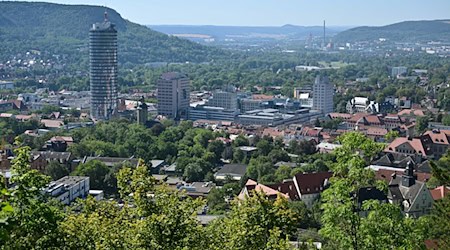 Für den Umgang mit extremer Hitze verfügt die Stadt Jena nun über einen eigenen Hitzeaktionsplan. Der Stadtrat hat ihn Ende Mai verabschiedet. (Archivfoto) / Foto: Martin Schutt/dpa