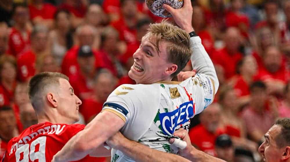 Gisli Kristjansson (r) wartet weiter auf eine Diagnose nach seiner Schulterverletzung. / Foto: Tamas Vasvari/MTI/AP/dpa