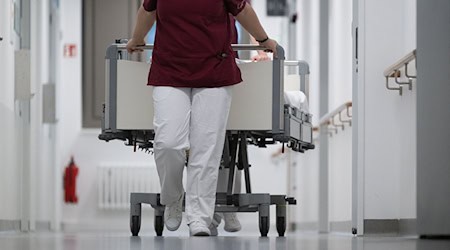 Die Zahl der Pflege-Azubis, die ihre Ausbildung erfolgreich beenden, stagniert in Thüringen (Symbolfoto). / Foto: Marijan Murat/dpa