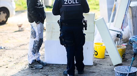 Die Finanzkontrolle Schwarzarbeit hat auf mehreren Baustellen Unregelmäßigkeiten festgestellt. (Symbolbild) / Foto: Julian Stratenschulte/dpa