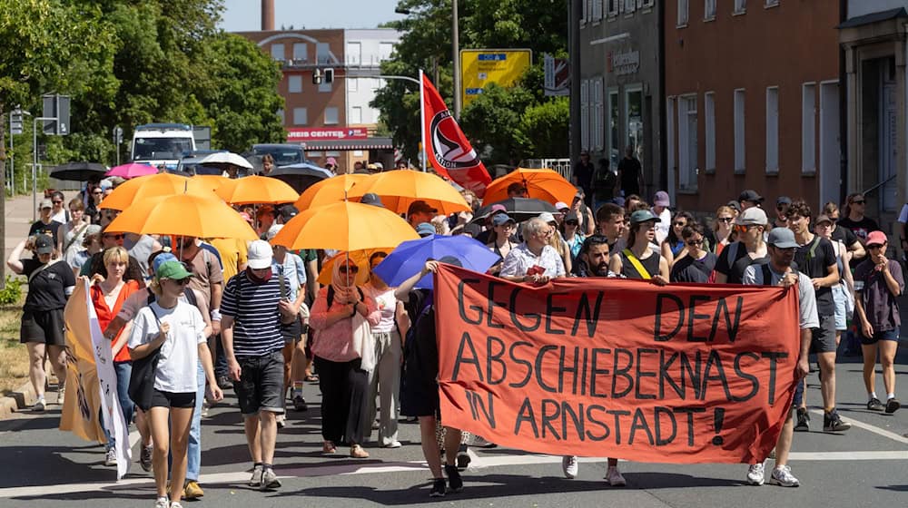 Etwa 200 Menschen gingen gegen die geplante Abschiebehaft in Arnstadt auf die Straße.  / Foto: Michael Reichel/dpa