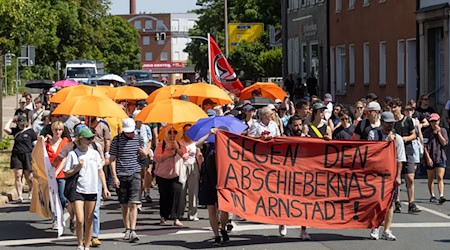 200 Menschen protestieren gegen Abschiebehaft in Arnstadt