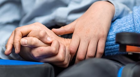 Trost für Schwerkranke, Entlastung für Angehörige: Hospizdienste übernehmen eine verantwortungsvolle Tätigkeit (Symbolfoto). / Foto: Frank Hammerschmidt/dpa