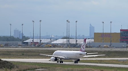 Am Flughafen Leipzig/Halle ist ein Abschiebeflug mit dem Ziel Bagdad gestartet. / Foto: Hendrik Schmidt/dpa