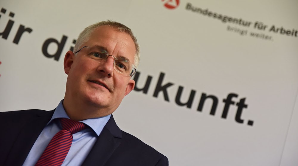 Markus Behrens, Chef der Thüringer Landesarbeitsagentur, empfiehlt den Thüringer Automobilzulieferern für die Zukunft auf Kunden in der Rüstungsbranche zu setzen.  / Foto: Simon Kremer/dpa