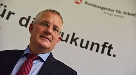 Markus Behrens, Chef der Thüringer Landesarbeitsagentur, empfiehlt den Thüringer Automobilzulieferern für die Zukunft auf Kunden in der Rüstungsbranche zu setzen.  / Foto: Simon Kremer/dpa