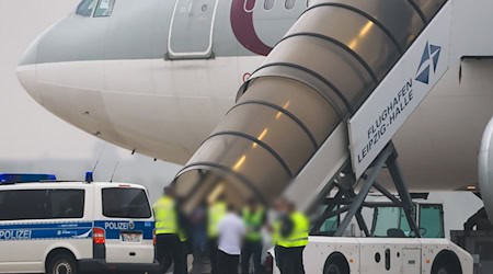 Am Morgen ist ein Flieger mit 81 Menschen an Bord von Leipzig aus Richtung Kabul gestartet. Unter den ausreisepflichtigen afghanischen Männern, die in der Vergangenheit strafrechtlich in Erscheinung getreten sind, befinden sich auch vier Männer aus Thüringen. / Foto: Jan Woitas/dpa