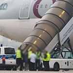 Am Morgen ist ein Flieger mit 81 Menschen an Bord von Leipzig aus Richtung Kabul gestartet. Unter den ausreisepflichtigen afghanischen Männern, die in der Vergangenheit strafrechtlich in Erscheinung getreten sind, befinden sich auch vier Männer aus Thüringen. / Foto: Jan Woitas/dpa