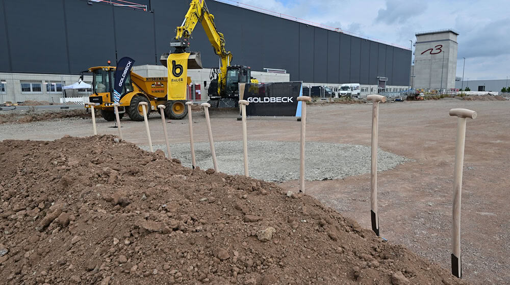 Das neue Logistikzentrum ist das größte Bauprojekt in dem seit 2022 laufenden Programm zur Erweiterung des Wartungswerks. / Foto: Martin Schutt/dpa
