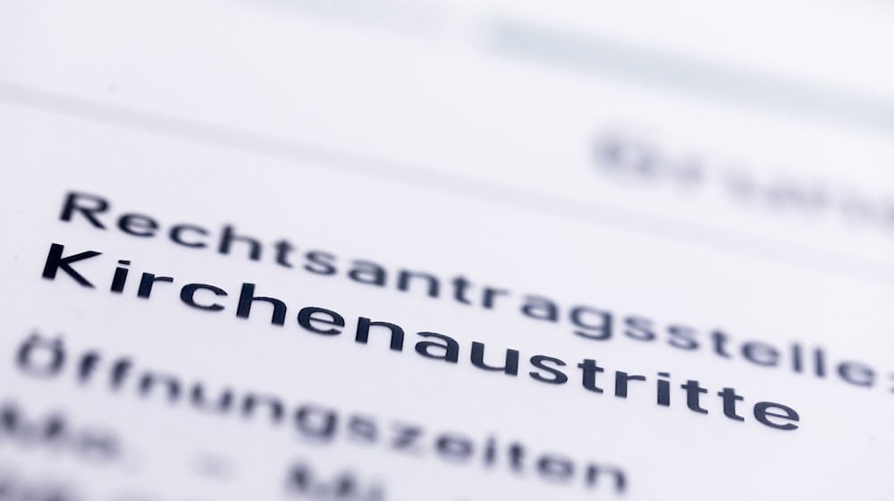 Die Standesämter in Thüringen erheben statt bisher 30 Euro nun 36 Euro für die Bescheinigung zum Austritt aus der Kirche. (Symbolbild) / Foto: Rolf Vennenbernd/dpa