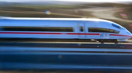 Reisende der Bahn müssen auf der Strecke zwischen Erfurt und Eisenach auch bis ins Wochenende weiter mit Einschränkungen rechnen. Grund ist ein Böschungsbrand am Mittwochabend, der langwierige Reparaturen nötig macht. (Archivfoto) / Foto: Martin Schutt/dpa-Zentralbild/dpa
