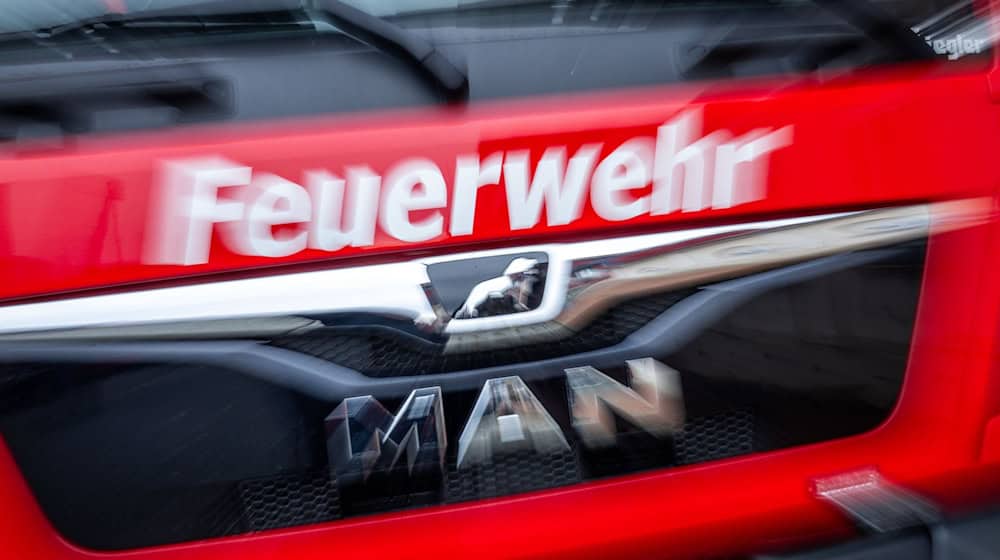 Die Feuerwehr habe schnell eingegriffen und ein weiteres Übergreifen des Brands auf umliegende Gebäude verhindern können. (Symbolbild) / Foto: Jens Büttner/dpa