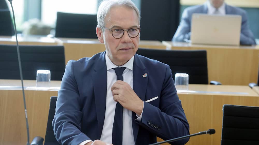 Angesichts Anfeindungen gegen Kommunalpolitiker wird Kritik an Thüringens Innenminister Georg Maier laut. (Archivbild) / Foto: Bodo Schackow/dpa