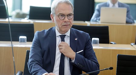 Angesichts Anfeindungen gegen Kommunalpolitiker wird Kritik an Thüringens Innenminister Georg Maier laut. (Archivbild) / Foto: Bodo Schackow/dpa