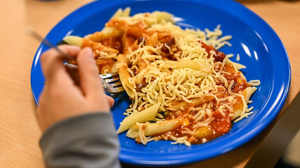 Die Brombeer-Koalition plant in Thüringen einen Einstieg in das kostenlose Mittagessen an Schulen. (Symbolbild)  / Foto: Jens Kalaene/dpa