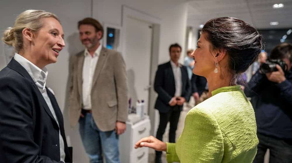 AfD-Chefin Alice Weidel und BSW-Gründerin Sahra Wagenknecht hatten sich im Herbst 2024 beim Sender «Welt» zum TV-Duell getroffen. Gespräche beider Parteien befürworten beide Seiten. (Archivbild) / Foto: Kay Nietfeld/dpa