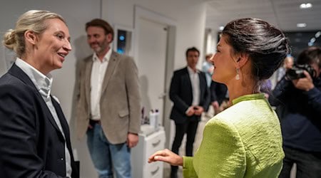 AfD-Chefin Alice Weidel und BSW-Gründerin Sahra Wagenknecht hatten sich im Herbst 2024 beim Sender «Welt» zum TV-Duell getroffen. Gespräche beider Parteien befürworten beide Seiten. (Archivbild) / Foto: Kay Nietfeld/dpa