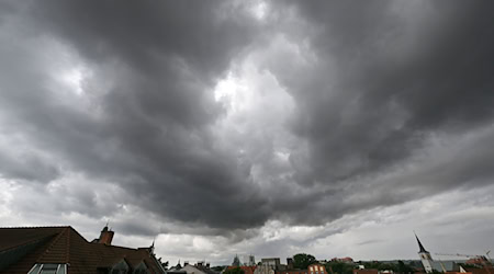 Wolken bringen weiteren Regen nach Thüringen. (Symbolbild) / Foto: Martin Schutt/dpa