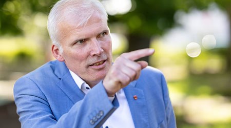 Die Kosten für die Brandbekämpfung in der Saalfelder Höhe sollen zum großen Teil aus einem Katastrophenschutzfonds beglichen werden, kündigte Innenstaatssekretär Andreas Bausewein (SPD) an. (Archivbild) / Foto: Michael Reichel/dpa
