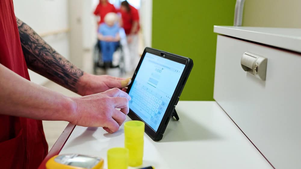 Thüringen plant die Einführung eines freiwilligen digitalen Jahres für Schulabgänger, etwa in Seniorenheimen. (Symbolfoto) / Foto: Bernd Thissen/dpa