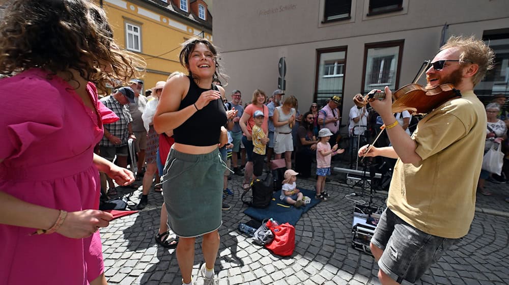 Beim Rudolstadt-Festival wird viel auf der Straße musiziert.  / Foto: Martin Schutt/dpa
