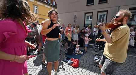 Beim Rudolstadt-Festival wird viel auf der Straße musiziert.  / Foto: Martin Schutt/dpa