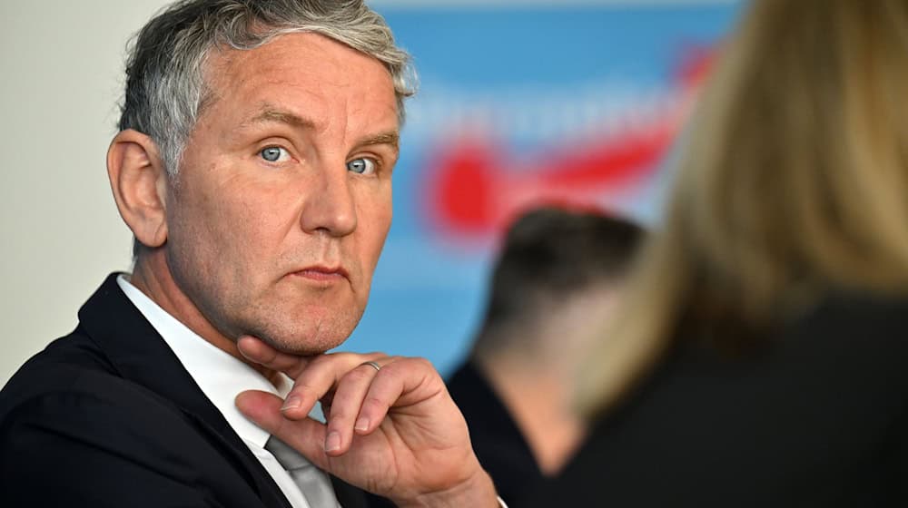 Thüringens AfD-Chef Björn Höcke kann sich eine Zusammenarbeit mit dem BSW vorstellen. (Archivbild) / Foto: Martin Schutt/dpa