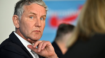 Thüringens AfD-Chef Björn Höcke kann sich eine Zusammenarbeit mit dem BSW vorstellen. (Archivbild) / Foto: Martin Schutt/dpa