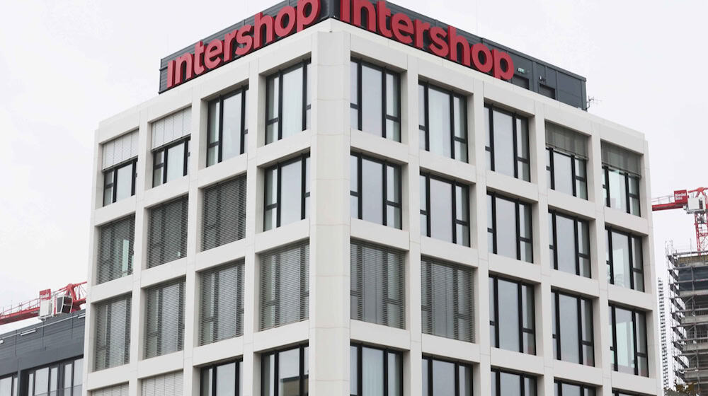 Intershop muss nach schlechtem Halbjahr erneut Kosten senken. (Archivbild) / Foto: Bodo Schackow/dpa