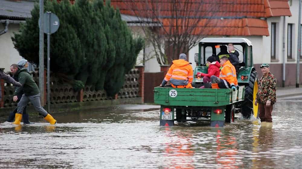 In Thüringen könnten einer Analyse zufolge mehr als 20.400 Wohnadressen von einem möglichen Jahrhunderthochwasser betroffen sein. (Archivbild) / Foto: Stefan Rampfel/dpa