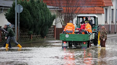 In Thüringen könnten einer Analyse zufolge mehr als 20.400 Wohnadressen von einem möglichen Jahrhunderthochwasser betroffen sein. (Archivbild) / Foto: Stefan Rampfel/dpa