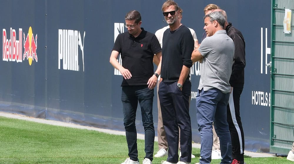 Der oberste Red-Bull-Fußballaufseher Jürgen Klopp schaut genau hin.  / Foto: Sebastian Willnow/dpa