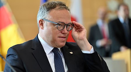 Thüringens Ministerpräsident Mario Voigt (CDU) nannte die neuen Beauftragten «Gesichter, die unser Land stärker machen werden in gesellschaftlichen Fragen». (Archivbild) / Foto: Martin Schutt/dpa