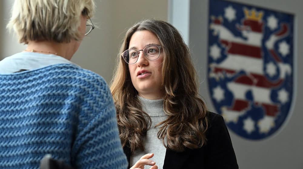Lena Saniye Güngör (Die Linke) fordert Regeln bei Hitze am Arbeitsplatz. (Archivbild) / Foto: Martin Schutt/dpa