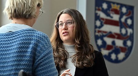 Lena Saniye Güngör (Die Linke) fordert Regeln bei Hitze am Arbeitsplatz. (Archivbild) / Foto: Martin Schutt/dpa