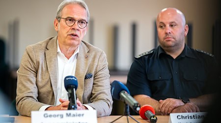 Thüringens Innenminister Georg Maier (SPD) rechnet mit einem längeren Einsatz im Kampf gegen den Brand auf der Saalfelder Höhe.  / Foto: Jacob Schröter/dpa