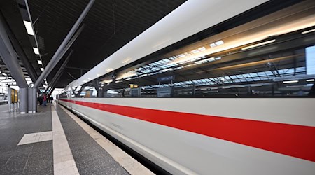 Der Mann soll schwankend über den Bahnsteig gelaufen sein, als der ICE einfuhr. (Symbolbild) / Foto: Martin Schutt/dpa