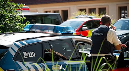 Zahlreiche Kräfte von Polizei und Rettungsdienst rückten aus. / Foto: Daniel Vogl/dpa