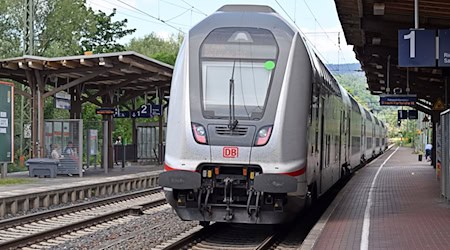 Auf der Intercity-Linie 61 durch Thüringen sollen laut Plänen der Deutschen Bahn künftig weniger Züge rollen. Grund ist demnach die geringe Auslastung. (Archivbild) / Foto: Martin Schutt/dpa