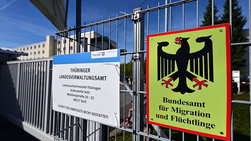 In der Erstaufnahmeeinrichtung in Suhl wird die neue landeseinheitliche Bezahlkarte für Geflüchtete ausgegeben. (Archivbild) / Foto: Martin Schutt/dpa