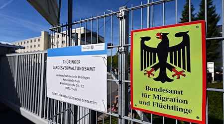 In der Erstaufnahmeeinrichtung in Suhl wird die neue landeseinheitliche Bezahlkarte für Geflüchtete ausgegeben. (Archivbild) / Foto: Martin Schutt/dpa