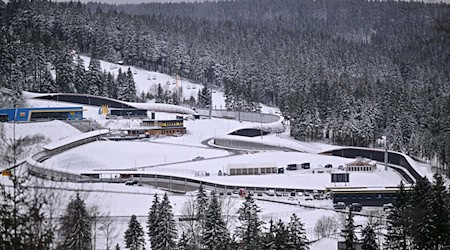 Die Lotto Thüringen Eisarena Oberhof, eine Kunsteisbahn für den Rennrodel-Sport, übernimmt den Weltcup 2026 und damit den letzten Wettbewerb vor Olympia von Königssee. / Foto: Martin Schutt/dpa