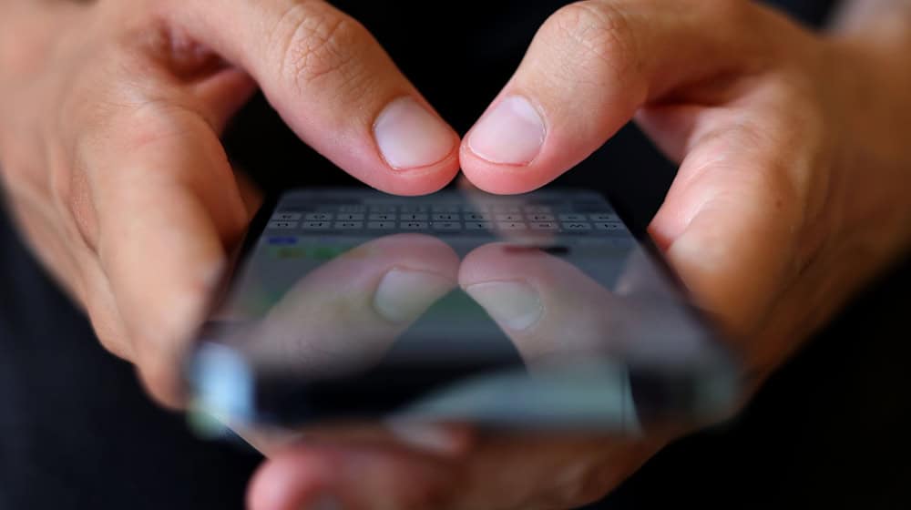 Zur Kriminalitätsbekämpfung setzt die Polizei auch sogenannte stille SMS ein, die nicht auf dem Display der Empfänger sichtbar werden - damit kann der Standort des Telefons lokalisiert werden. (Symbolbild) / Foto: Karl-Josef Hildenbrand/dpa/dpa-tmn