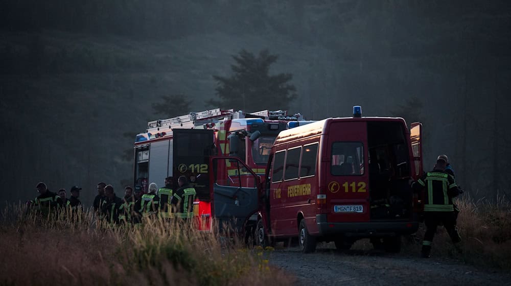 Seit Mittwoch sind Feuerwehren und andere Einsatzkräfte auf der Saalfelder Höhe ununterbrochen im Einsatz. / Foto: Daniel Vogl/dpa