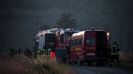 Seit Mittwoch sind Feuerwehren und andere Einsatzkräfte auf der Saalfelder Höhe ununterbrochen im Einsatz. / Foto: Daniel Vogl/dpa