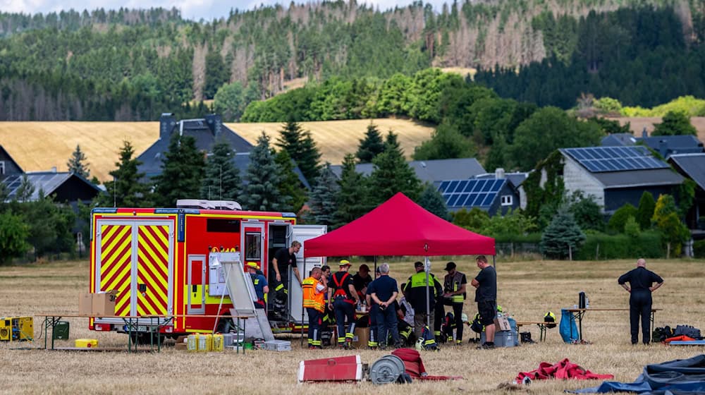 Feuerwehren, Technisches Hilfswerk, Polizei und viele andere Einsatzkräfte sind vor Ort.  / Foto: Jacob Schröter/dpa