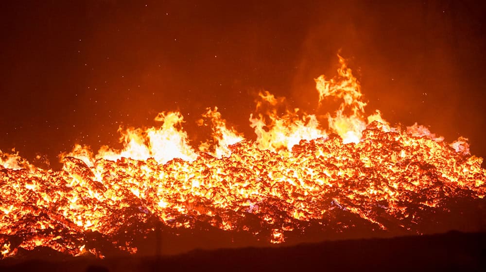 Mindestens 250 Hektar Wald sind am Mittwoch auf der Saalfelder Höhe in Brand geraten.  / Foto: Daniel Vogl/dpa