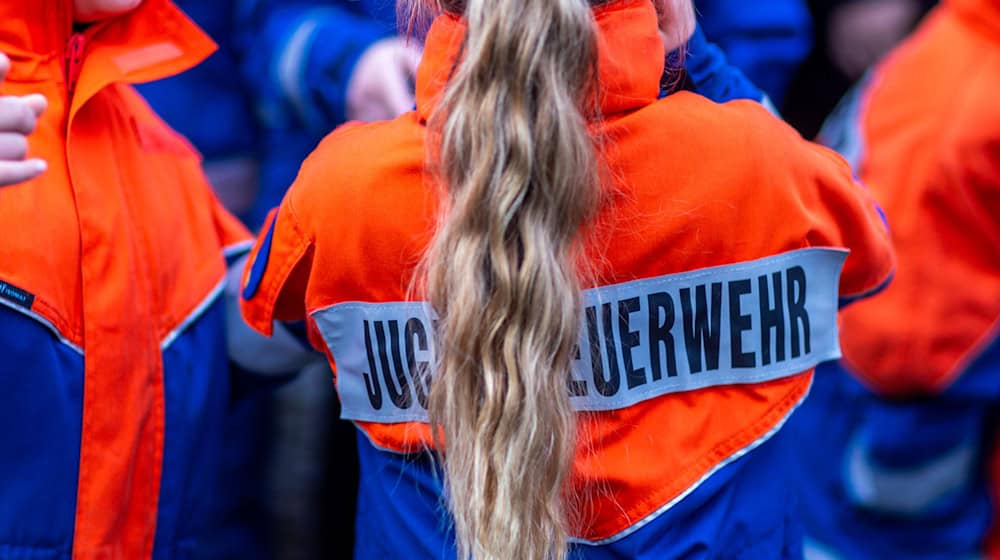 Das Land verdoppelt die Unterstützung für Jugendfeuerwehren. (Archivbild) / Foto: Jens Büttner/dpa