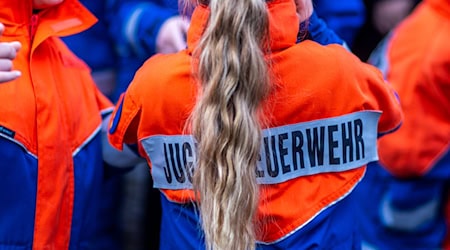 Das Land verdoppelt die Unterstützung für Jugendfeuerwehren. (Archivbild) / Foto: Jens Büttner/dpa